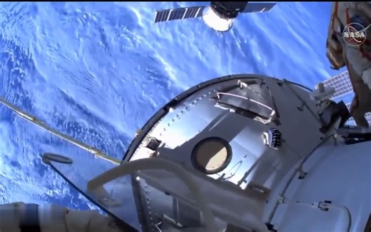 宇航员在Nauka太空漫步
