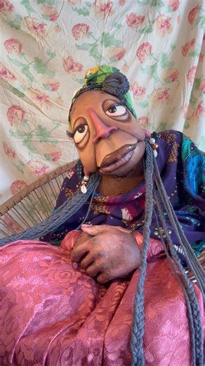 B D on Instagram: "Vovó Zilda é atriz e vem chegando para estrear amanhã no @sesctijucarj em @opequenocientistapreto junto de seu neto Zuni @junniordantas e com direção de @deboralamm Venham celebrar esta estreia conosco! Sábado I 16h Uma equipe forte e linda fez este espetáculo acontecer. #arte #art #boneco #puppet #escultura #sculpture #instagood #teatro #teatroinfantil #rj #animation #vovó"