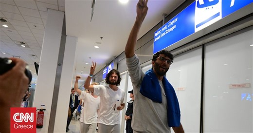 Πλήθος κόσμου στον επαναπατρισμό των 27 Ελλήνων του στολίσκου για τη Γάζα στο «Βενιζέλος»