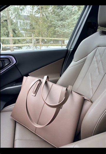 Style mistakes that are aging you 👇🏼 These 7 style swaps made me look more put together, more current, and somehow… younger — without trying to look “young.” I stopped defaulting to leggings unless I was actually working out I swapped trendy pieces for simple, structured basics I started repeating outfits instead of reinventing the wheel I built around a neutral color palette that mixes easily I chose fit and fabric over logos and trends I created go-to outfit formulas for busy days I dressed 