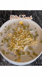 El Vitel Toné no es solo para las fiestas… Es la receta ideal para dejar lista en la heladera y organizar tus comidas de verano ☀️🍽️ Esta vez lo hice con palomita y quedó ESPECTACULAR: fresca, rendidora y con muchísimo sabor. Ingredientes que usé: 🥩 1 kg de palomita 🧅 1 cebolla 🥕 1 zanahoria 🌿 1 puñado de perejil 🧂 sal Para la salsa: 🥣 1/2 pote de queso crema 🥛 100 ml de crema de leche 🍲 1/2 taza del caldo de cocción 🐟 1 lata de atún 🐟 3 anchoas Una vez que tenés todo listo, solo qued