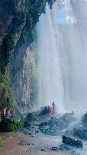 Washington DC Bucket List on Instagram: "Did you know this was in Virginia? 🌊🍃 Falling Spring Falls is 80 feet tall, and it's one of the most visited and photographed spots in the Alleghany Highlands. Save it for your next nature trip! 🚨 PSA: going to the bottom of the falls is considered trespassing, but there's a viewpoint from above! 🎥: @jamie.explores #virginianature #virginiahike #dmvhike"