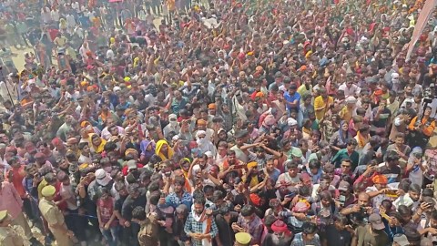Hindu worshippers cover each other in paint at festival in India