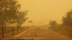 Queensland Premier defends Fraser Island bushfire management as blaze continues to threaten Happy Valley