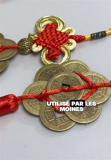 Nam Chok 🙏🏻 C’est une Amulette bouddhiste de protection et surtout de prospérité Les pièces sacrées très utilisées en Feng Shui, unissant ciel et terre sont lié au noeud sans fin, elles représentent la richesse en continue Le noeud de bon augure à symbolique de nœud sans fin, représenté une richesse continue Dans la tradition thaï, le fil rouge représente la chance et la prospérité Il rappelle le Sai Sin (สายสิญจน์), fil sacré béni par les moines Elles sont souvent accrochées : • à l’entrée d’