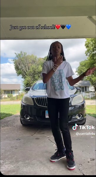 #tiktok the queen is there!❤️🖤💙