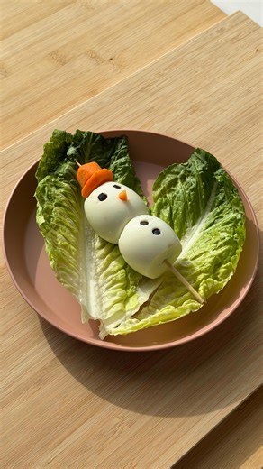 ❄️ Say hello to the cutest (and healthiest!) holiday snack — Hard-Boiled Snowmen! ⛄️✨ A fun winter idea your little ones will love, served on our bio-based plates for the perfect festive touch. How to make them: 1️⃣ Boil your eggs and let them cool. 2️⃣ Stack one small egg on a larger one using a food pick or skewer. 3️⃣ Add a tiny carrot nose and black olive pieces for eyes & buttons. 4️⃣ Plate and enjoy your adorable, protein-packed snowman snack! Save this to recreate with your kiddos this ho