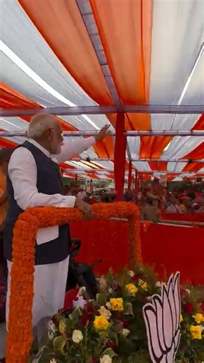 Touched by the warm welcome by Nari Shakti in Varanasi! | Narendra Modi