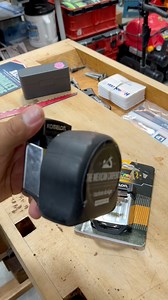 Clip porta herramientas @komelon_usa para flexometros y algunas herramientas. #TheMexicanCarpenter #carpinteros #herramientas #framing #soluciones #construction | Mexican Carpenter
