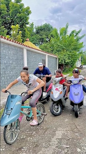 When a girl sees a motorcycle race 🚴🏻‍♀️🏁🏍️🤣 #shorts #motocross #moto #funny #viral