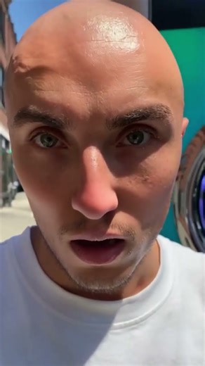 Kwebblekop tries getting a haircut from a robot but it accidentally makes him bald