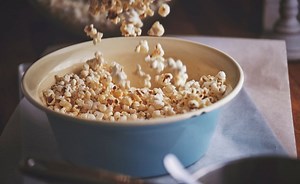 2 receitas de pipoca sem óleo para comer uma atrás da outra