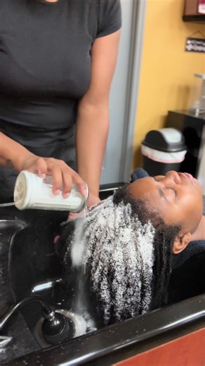 🚿Every detox comes with a deep conditioning treatment Book yours today!! #locdetox #loctician #locs #naturalhair #locinspo