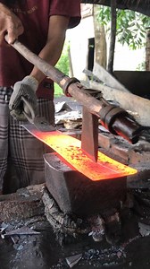 the process of dividing materials for making machetes 🔥 #blacksmith #metalworking #craftsmanship #handmade #skills | Darul Qutni