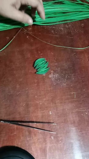 just this kind of quilling leaves #paperquilling #paperquillingcraft #paper #papercraft #art #artwork #DIY #tutorial #reels #reelsfb | JUDAI's Quilling craft