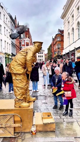 What do you call a pig with the black belt in karate? #blindlivingstatue #levitating #ilusion #