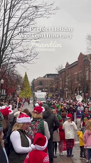 Spending the holidays in Franklin, Tennessee? Here's your perfect 48-hour itinerary. 🎄👇 ✨ Shop for gifts along historic Main Street and stop at Stable Reserve to try their secret Holiday Trot Adventure Pass menu. ✨ Spend the day at The Factory at Franklin, take a photo by the Christmas tree, paint pottery at Third Coast Clay, grab lunch at the newly opened Hattie B's and enjoy a seasonal doughnut at Five Daughters or a holiday milkshake at Fork of the South! ✨ See Studio Tenn's