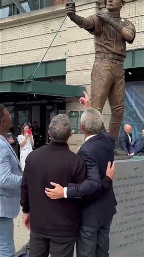Ichiro statue breaks during unveiling at T-Mobile Park