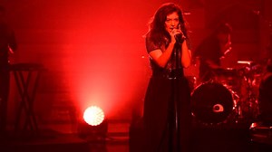 Watch Lorde Perform “Green Light” on “SNL”