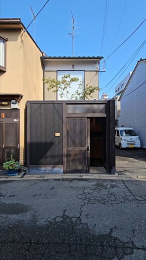 MICRO-CASA MODERNA JAPONESA con PATIO en 3 METROS de FRENTE en BARRIO TRADICIONAL Exploramos una fascinante MICRO CASA en Japón. Descubre la elegancia de esta vivienda construida con materiales naturales como madera y piedra y remates visuales que le brindan un toque místico. Desde habitaciones luminosas con luz difusa hasta un amplio salón que conecta todos los espacios, esta casa redefine la comodidad en pequeñas dimensiones. . Habitaciones: 2 Baños: 1 Pais: Japón Ciudad: Kioto . Quédate en es
