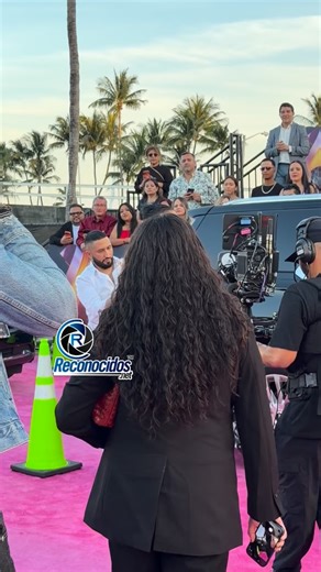 Impresionante llegada de la artista @tokischa.sol a Premio Lo Nuestro 2026 ¿Qué opinas? Compártelo con tu amigo Más en @reconocidos | Reconocidos Net