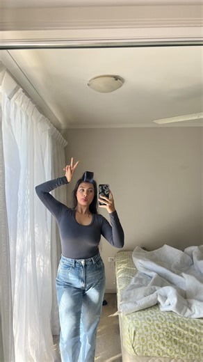 Simone on Instagram: "I just need a little shaping 💇🏻‍♀️ #cutmyownhair #transition #hairtutorial #kitchenscissors #haircut"