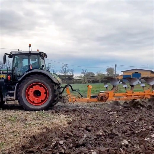 This Fendt tractor delivers outstanding performance in all weather conditions! 🌦️🚜 #FendtPower #TractorLife #reels #bigmachines | Big Machines