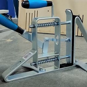 The OX Pro Solid Steel Door Clamp is perfect for holding doors during; attaching hinges, routing, hanging and rebating. The solid steel, fully welded construct features comfortable soft grip handles and felt covered jaws for protection against door damage. #doorclamp #woodworking #woodworkingtools #carpentry #handtools #toolsofthetrade #construction #constructionlife #constructionuk #oxtoolsuk #livethetrade | OX Tools UK