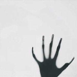 284 reactions · 17 shares | ¿Existe una frase más bonita y más inquietante que "no estamos solos"? Si alguna vez has mirado al cielo y has visto algo que no era un avión, "Alienígenas" es tu programa. Nueva temporada estreno este jueves a las 22:00 en DMAX. | DMAX España | Facebook