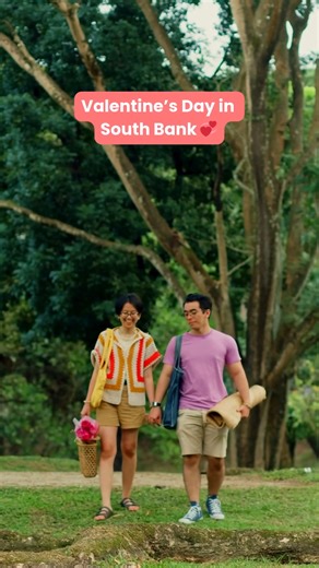 A Valentine’s picnic with a view 🧺🎡💖 Looking for a romantic way to spend Valentine’s Day in Brisbane? Or something to do with the girls? South Bank Parklands is the ultimate spot for the perfect picnic date – think river views, beautiful gardens and plenty of places to pop the champagne 🥂 Start your date with a spin on The Wheel, then roll out a picnic rug and soak up the romance. 👉 Watch on for some of our fave romantic picnic spots in South Bank. Alt text: Couples and friends enjoying pic