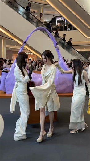 Orm and Enjoy, 2 chị em này mỗi khi gặp nhau thấy cưng quá, có thể là 8 đến hết ngày còn đc ORM CHATO DANCING FLOWER #SiamParagonBIFW2026xOrm #ออมกรณ์นภัส #OrmKornnaphat #enjoyyotdr #Orm @ormkorn:^D