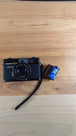 Konica C35 Black - Film Load