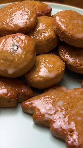 Turta dulce de post cu melasa, nu contine oua, lapte, unt, se prepara in doar 30 de minute. Reteta 600 gr faina 100 gr miere sare 1 varf de cutit de bicarbonat 1 plic praf de copt 240 gr zahar brun cu melasa 200 ml lapte de soia 1 lingurita de scortisoara 1 lingurita de ghimbir 1 lingurita pudra de anason 1 lingurita pudra de cuisoare 80 ml ulei Glazura zahar pudra cu putina apa si amidon #turtadulce #vegan #retetedepost | Ella Cooking