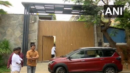 #ThalapathyVijay’s astrologer, Radhan Pandit, visited #Vijay’s residence with a bouquet and a shawl. He was immediately received at the residence. He predicted that #TVK will form the government.