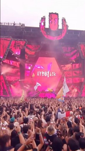 ‪@Afrojack‬ debuting his new track ‘Awake Tonight’ with ‪@sia‬ & ‪@davidguetta‬ at Ultra 2026 🤩