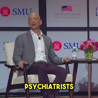 “Jeff Bezos”Jeff Bezos pidió a una sala llena de gente que imaginara retroceder cien años en el tiempo.La mayoría eran agricultores.Imaginemos que les decimos a esos campesinos que en 2018 existiría un empleo llamado “masajista”.Bezos: “No te habrían creído”.Luego un amigo fue más lejos: “Olvídate del masajista… hay psiquiatras para perros”.Bezos lo verificó y confirmó: “Es verdad, puedes contratar fácilmente a un psiquiatra para tu perro”.La sala estalló en risas.Pero el verdadero mensaje detrá