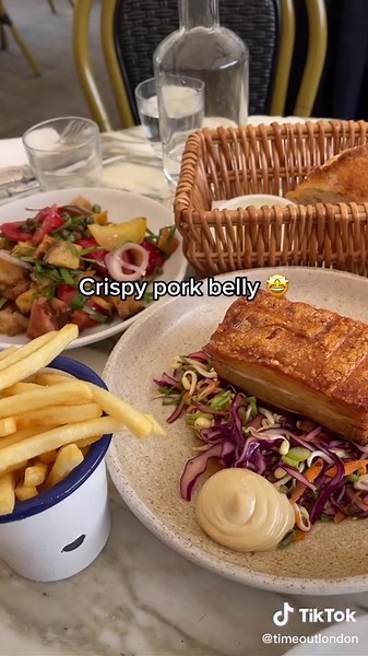 Dogs are also welcome 🐶 #london #restaurant