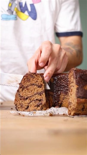 Marble cake with chocolate pudding