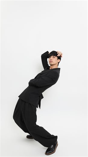 Alec Wang 王牧辉 on Instagram: "Try these poses for your next photoshoot First time as the photographer and model at the same time 📸 Thank you @momento.selfportrait for the experience #pose #fashion #menposes #gojo"