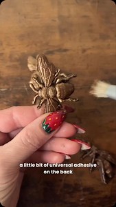 🐝 Ready to bring some buzz to your home decor? 🐝 @mae_contrerass crafted these adorable DIY magnets using the Buzzing Beauties Mould, Eternal Decor Wax, and Redesign Metallic Acrylics. Perfectly whimsical and just the right amount of edgy, these magnets are a must-try project! Products Used: Buzzing Beauties Mould – SKU: 669706 Eternal Decor Wax Redesign Metallic Acrylics | Re·design with Prima