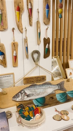 📆 10 décembre: à l’atelier de Milooz, on a l’impression que les peintures vont sortir de leurs cadres ou des bois flottés qu’elle ramasse sur les plages de l’Ile. Le trompe œil est sa spécialité et la nature son inspiration! Avec, pour la saison, de jolies décorations de Noël comme ses petits pères Noël, peints à la main évidemment! 🎄🎅🏼Ho Ho Ho Jingle Bells! 🎅🏼🎄 Noël arrive à la Fabrique! Les petits lutins du coin s’activent pour fabriquer à la main, tous vos cadeaux à glisser sous le sap