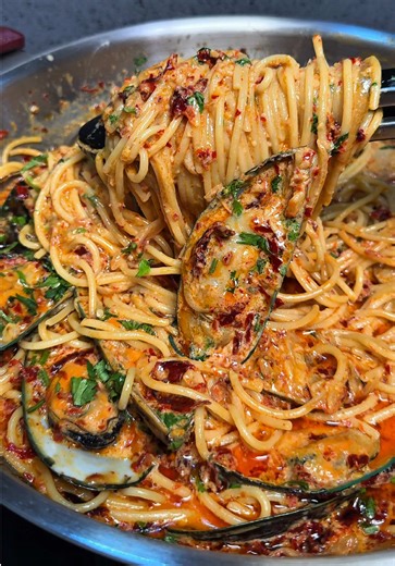 Chilli Garlic Butter Spaghetti ni memang terasa pedas, lemak berkrim dan wangi bawang putih tu. Memang sedap makan panas-panas. Selain daripada mussels, boleh juga guna clams atau isi ayam. Moh le buat! Butter saya guna Unsalted Anchor Pure New Zealand Butter yang 100% diperbuat daripada hasil tenusu aali dari New Zealand. Dijamin Halal. . 🅱️Bahan-bahan ▪️Chilli Garlic Butter 11 ulas bawang putih 20-50g cili kering (ikut tahap kepedasan anda) 100g Unsalted Anchor Pure New Zealand Butter . ▪️Lai