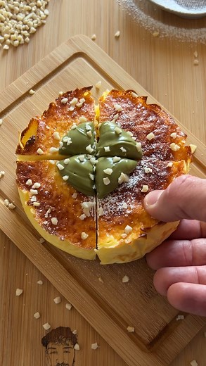 Alessandro D'Onofrio on Instagram: "CHEESECAKE PROTEICA CON FIOCCHI DI LATTE IN FRIGGITRICE AD ARIA 🧁💚 Cremosa, delicata e perfetta da gustare fredda! Si prepara in 5 minuti e cuoce in friggitrice ad aria… più facile di così😍 Macro per porzione (1/4 cheesecake): ✅ 205 kcal ✅ 12 g carboidrati ✅ 10 g grassi ✅ 17 g proteine Valori senza topping Ingredienti: 🍶 150 g di fiocchi di latte 🥣 150 g di yogurt greco 5% 🥚 2 uova 🍯 30 ml di sciroppo d’agave (o dolcificante a piacere) 🌽 35 g di amido