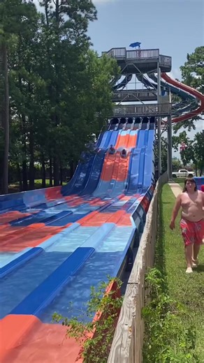 Exploring the Excitement of Splashtown Waterpark