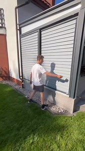 294K views · 1K reactions | Pergola z dachem stałym i panelami w systemie ruchomych żaluzji w szarych tonacjach Potrzebujesz takiej zabudowy? Zadzwoń lub napisz: j.klimkiewicz@ruchomedeseczki.pl tel. 451 61 53 51 | Ruchome deseczki | Facebook