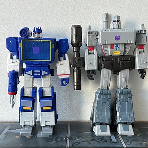 Transformers Studio Series Leader Class G1 Soundwave Official In-Hand Images