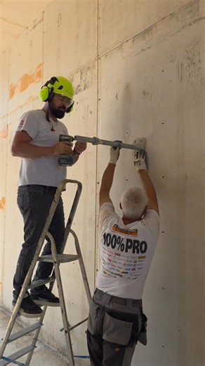 De ce să alegi Polistibrick? Pentru că îți oferă: ✅ Până la 5 operații într-un singur pas (zidărie, tencuială, izolație, cofrare și multe altele eliminate!) ✅ Viteză record – până la 9 zile per etaj pentru echipele experimentate ✅ Rezistență totală – hidrofug, ignifug (clasa A1), rezistă la cutremure și turnări de beton până la 40 cm grosime ✅ Perfecțiune fără erori – instalațiile electrice și sanitare se integrează direct în cofraj înainte de turnare ✅ Versatilitate absolută – de la case până l