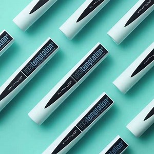 La Total Temptation Waterproof Mascara es el producto a prueba de agua que necesitas tener este verano. 💦 #MakeItHappen 💋 | Maybelline New York