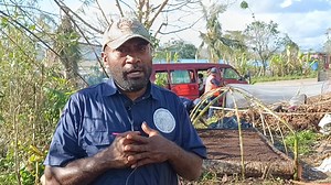 Vanuatu Backyard Gardening Empowerment Association i stap wok wetem ol komuniti blong mekem sua se evri haos i kat ol smol karen long yard blong olgeta. Oli wok blong mekem ol nursery seedling long evri municipal ward long Port Vila blong mitim food security. Long video ia, Steward Garae, Founder blong Vanuatu Backyard Gardening Empowerment Association i talem se backyard gardening hemi help kwiktaem long taem blong disasta. Freshwota mo Namburu i tufala fes komuniti we oli wok long hem. 10.03.2