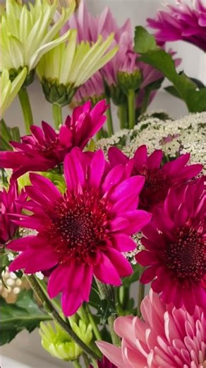 simple flower arrangement 🌸🌼 #diy #freshflowers #easydaisey #flowerarrangment